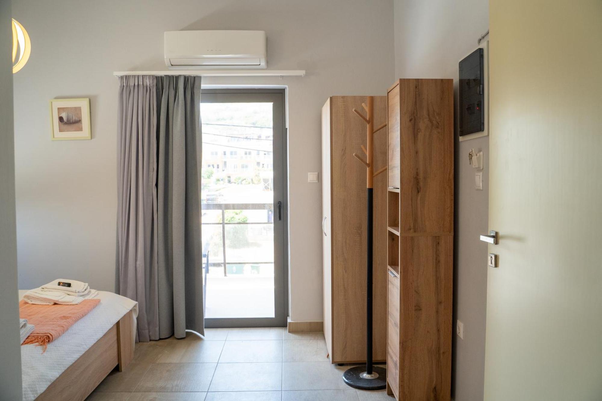 Nefeli Rooms Agia Marina  Екстер'єр фото